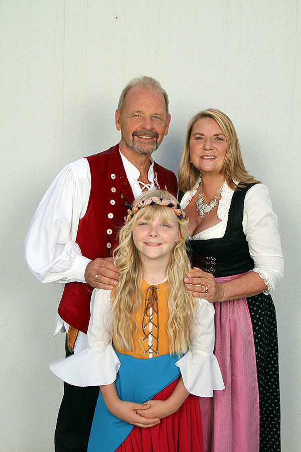 Die Schäferfamilie: Angela Wiedl, Tochter Gina und Ur-Schäfer Uwe Erhardt